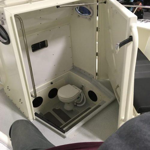 Spacious head compartment